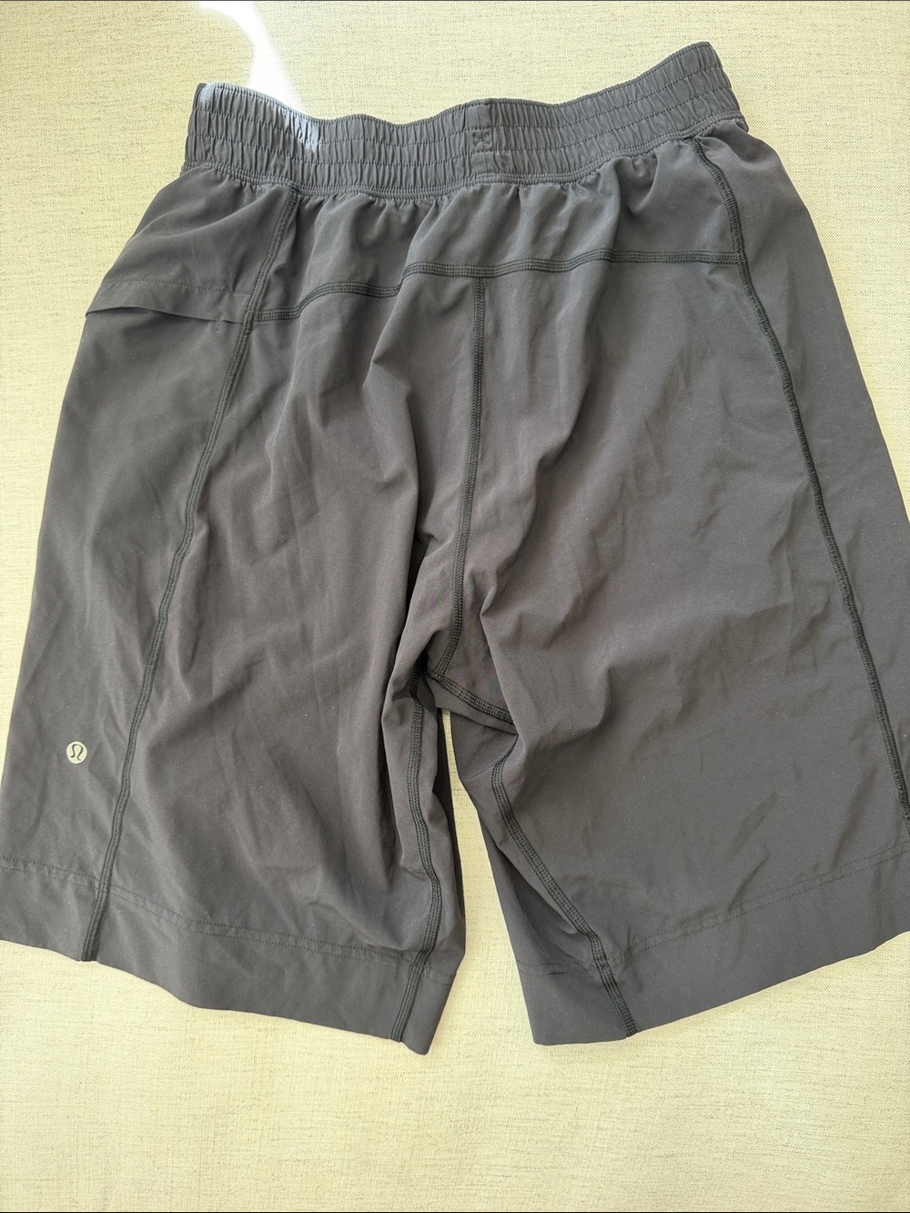 lululemon athletica Men's Black Athletic Stretch Shorts - Picture 2 of 2